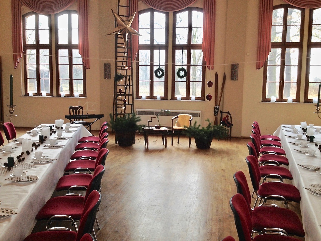 Saal-moebliert